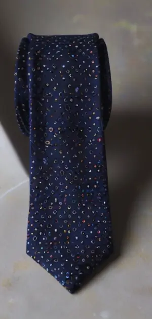 Skinny tie in dark navy blue for retro men’s fashion.