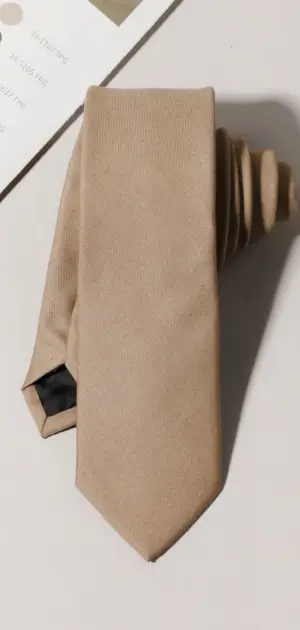 How to tie a man's necktie Beige neutral tie with a minimalist design, ideal for versatile styling needs.