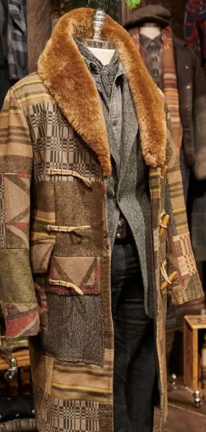 Vintage men’s coat featuring patchwork patterns, a luxurious fur-lined collar, and a classic tailored fit.
