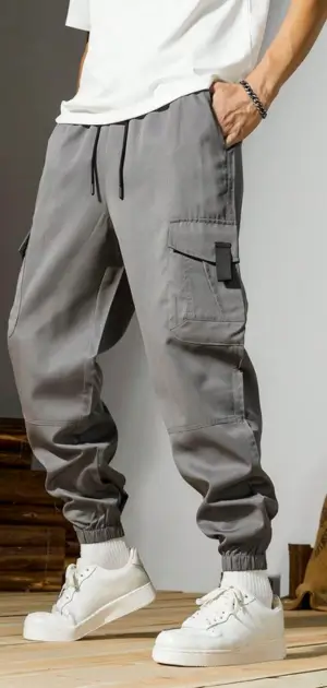 Men’s gray jogger-style casual pants, ideal for a trendy and comfortable look.