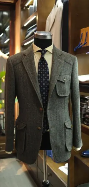 Elegant grey vintage men’s blazer, showcasing timeless design and classic charm.