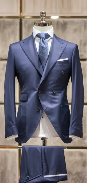 Blue double-breasted suit on a mannequin with a light tie