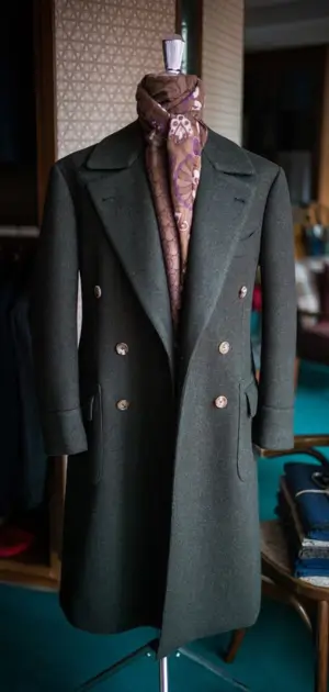 Men’s vintage blazer featuring a tailored double-breasted design and bold details.