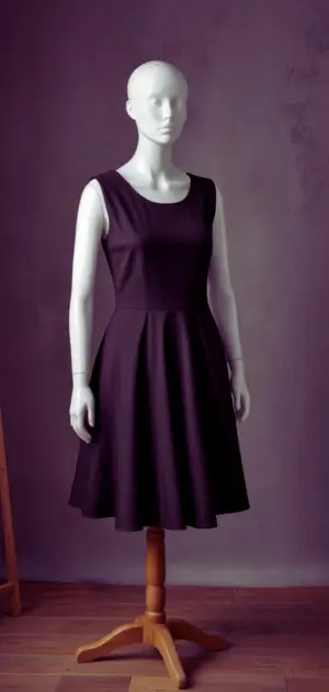 Casual maxi black dress for a beach outing.