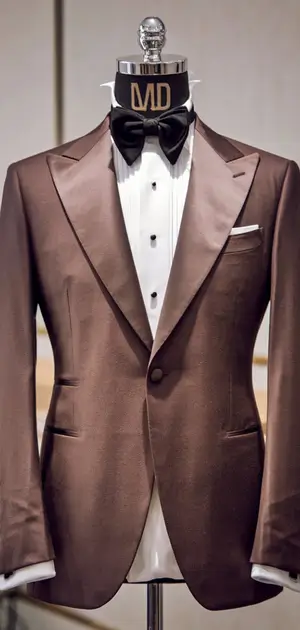 Elegant mannequin in a brown single-breasted tuxedo