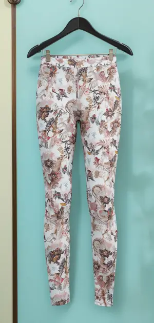 Women’s skinny stretch leggings with a chic floral print on a white base.
