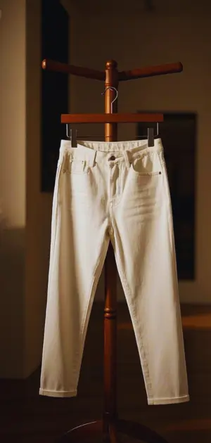 Straight-leg off-white jeans with linen shirt